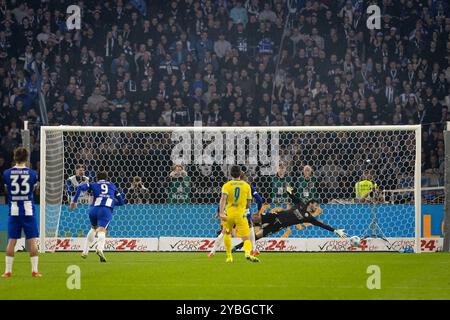 Berlin, Allemagne. 18 octobre 2024. Ibrahim Maza (10) de Hertha Berlin marque pour 2-1 sur pénalité lors du 2. Match de Bundesliga entre Hertha Berlin et Eintracht Braunschweig à l'Olympiastadion de Berlin. Crédit : Gonzales photo/Alamy Live News Banque D'Images