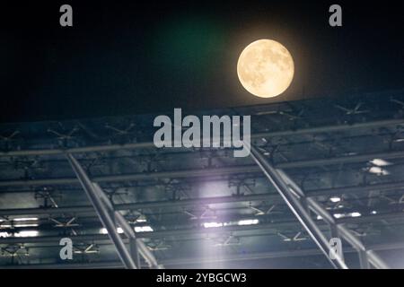 Berlin, Allemagne. 18 octobre 2024. Pleine lune au-dessus de l'Olympiastadion pendant le 2. Match de Bundesliga entre Hertha Berlin et Eintracht Braunschweig à Berlin. Crédit : Gonzales photo/Alamy Live News Banque D'Images