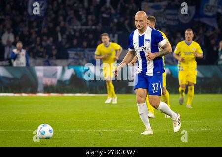 Berlin, Allemagne. 18 octobre 2024. Toni Leistner (37) de Hertha Berlin vu pendant le 2. Match de Bundesliga entre Hertha Berlin et Eintracht Braunschweig à l'Olympiastadion de Berlin. Crédit : Gonzales photo/Alamy Live News Banque D'Images