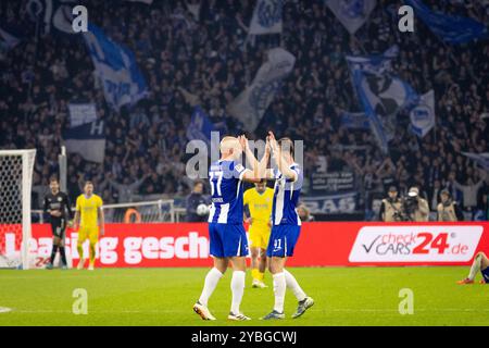 Berlin, Allemagne. 18 octobre 2024. Toni Leistner (37) et Pascal Klemens (41) de Hertha Berlin vus pendant le 2. Match de Bundesliga entre Hertha Berlin et Eintracht Braunschweig à l'Olympiastadion de Berlin. Crédit : Gonzales photo/Alamy Live News Banque D'Images