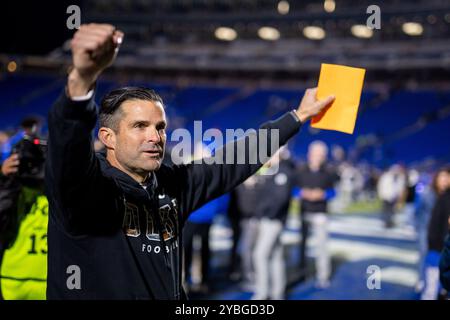 Durham, Caroline du Nord, États-Unis. 18 octobre 2024. L'entraîneur-chef des Duke Blue Devils, Manny Diaz, célèbre après avoir battu Florida State Seminoles dans le match de football de l'ACC au Wallace Wade Stadium à Durham, Caroline du Nord. (Scott Kinser/CSM). Crédit : csm/Alamy Live News Banque D'Images