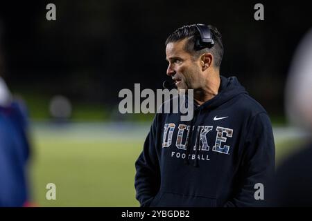 Durham, Caroline du Nord, États-Unis. 18 octobre 2024. L'entraîneur-chef des Duke Blue Devils, Manny Diaz, lors de la deuxième mi-temps contre les Florida State Seminoles lors du match de football de l'ACC au Wallace Wade Stadium à Durham, Caroline du Nord. (Scott Kinser/CSM). Crédit : csm/Alamy Live News Banque D'Images