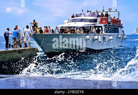 Personnes débarquant d'un ferry de passagers au village de Vernazza, Cinque Terre, Italie Banque D'Images