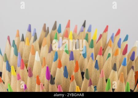 Composition abstraite d'un ensemble de crayons de couleur sur un fond blanc. Banque D'Images