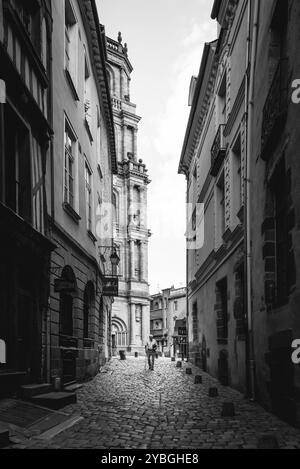 Rennes, France, 23 juillet 2018 : vieil homme marchant dans la rue à Rennes, Europe Banque D'Images