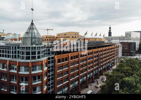 Hambourg, Allemagne, 3 août 2019 parking et immeuble de bureaux, Europe Banque D'Images