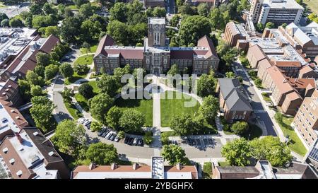 Une vue aérienne de l'Université du Tennessee, Knoxville présente un campus tentaculaire avec une végétation luxuriante, des bâtiments historiques, des facili de recherche moderne Banque D'Images