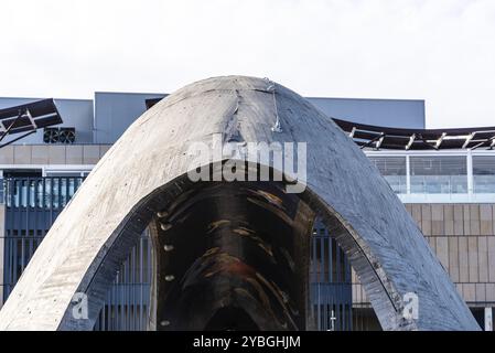 Madrid, Espagne, 9 décembre 2019 : Pont moderne en béton sur la rivière Manzanares dans la région de Madrid Rio, Europe Banque D'Images