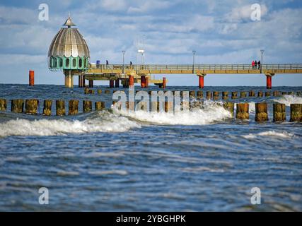 Gondole de plongée à la jetée de Zingst, ambiance nuageuse et hautes vagues, Zingst, péninsule de Fischland-Darss-Zingst, Mecklembourg-Poméranie occidentale, Allemagne, Europ Banque D'Images