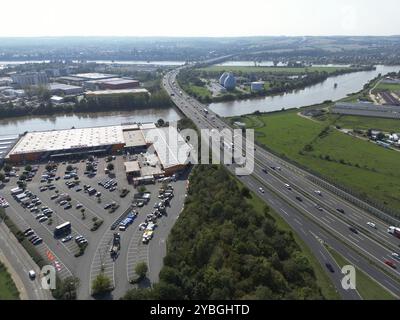 Magasin de bricolage Hornbach à Kaditz et autoroute A4 avec fossé rempli pendant les inondations de l'Elbe Banque D'Images