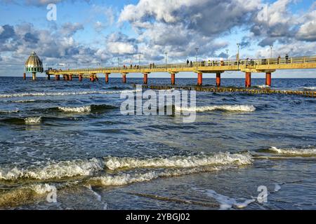 Gondole de plongée à l'embarcadère de Zingst, ambiance nuageuse et vagues, côte de la mer Baltique, Zingst, péninsule de Fischland-Darss-Zingst, Mecklembourg-Poméranie occidentale, G Banque D'Images