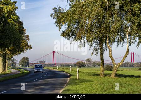 Pont du Rhin Emmerich, sur le Rhin inférieur, rive gauche du Rhin, paysage, avant-pays de digue près de Grieth, Rhénanie du Nord-Westphalie, Allemagne, Europe Banque D'Images