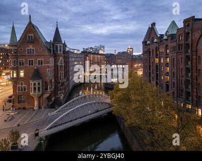 Vue aérienne de l'architecture historique en briques du quartier des entrepôts Speicherstadt de Hambourg sur Sankt Annenfleet avec la salle de concert de l'Elbe Philharmonic Hall Banque D'Images