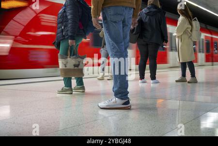 Métro arrivant S-Bahn, train, classe 420 en rouge, voyageurs, quai, arrêt, station Stadtmitte, transports publics, effet de mouvement, Stutt Banque D'Images