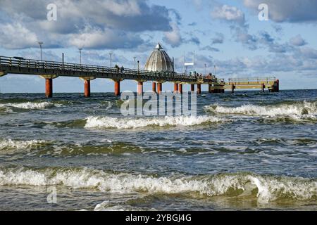 Gondole de plongée à la jetée de Zingst, ambiance nuageuse et hautes vagues, Zingst, péninsule de Fischland-Darss-Zingst, Mecklembourg-Poméranie occidentale, Allemagne, Europ Banque D'Images