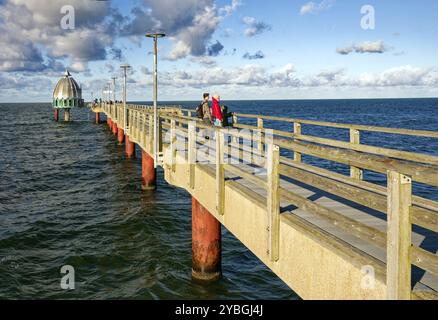 Gondole de plongée à la jetée de Zingst, ambiance nuageuse, Zingst, péninsule de Fischland-Darss-Zingst, Mecklembourg-Poméranie occidentale, Allemagne, Europe Banque D'Images