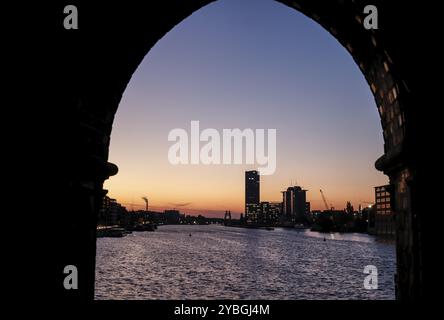 Lever de soleil au pont Oberbaum, vue à travers les arcades de la Spree jusqu'aux tours Treptow, Berlin, 17.10.2024, Berlin, Berlin, Berlin, Allemagne, Europe Banque D'Images