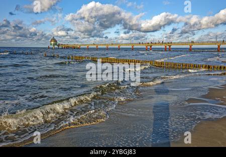 Gondole de plongée à l'embarcadère de Zingst, ambiance nuageuse et vagues, côte de la mer Baltique, Zingst, péninsule de Fischland-Darss-Zingst, Mecklembourg-Poméranie occidentale, G Banque D'Images