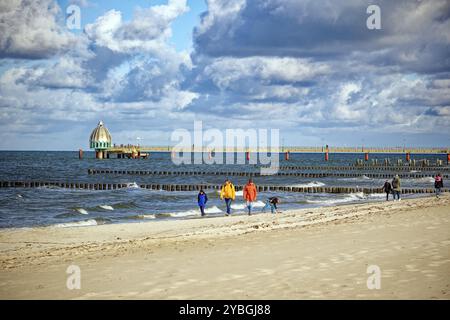 Gondole de plongée à la jetée de Zingst, ambiance nuageuse sur la plage de la mer Baltique avec promeneurs, Zingst, Fischland-Darss-Zingst péninsule, Mecklenburg-Western Pom Banque D'Images