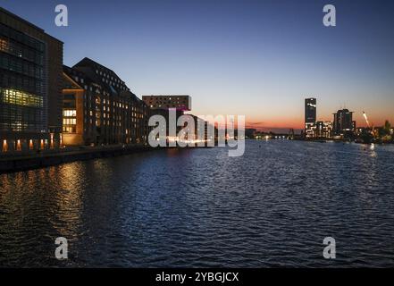 Lever de soleil au pont Oberbaum, vue sur les tours de la trépée et les bâtiments Spreespeicher, Berlin, 17.10.2024., Berlin, Berlin, Berlin, GER Banque D'Images