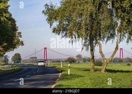 Pont du Rhin Emmerich, sur le Rhin inférieur, rive gauche du Rhin, paysage, avant-pays de digue près de Grieth, Rhénanie du Nord-Westphalie, Allemagne, Europe Banque D'Images