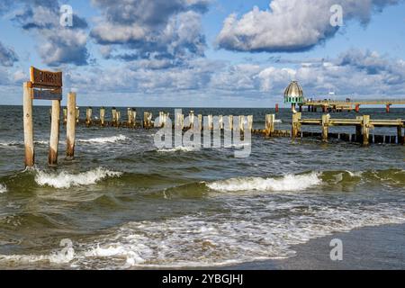 Gondole de plongée à la jetée de Zingst, ambiance nuageuse et hautes vagues, Zingst, péninsule de Fischland-Darss-Zingst, Mecklembourg-Poméranie occidentale, Allemagne, Europ Banque D'Images