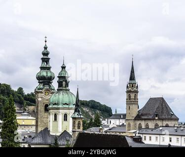 Ville de Salzbourg à partir de la forteresse de Hohensalzburg un jour nuageux Banque D'Images