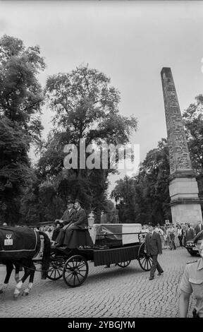 Allemagne, Potsdam, 17 août 1991, chariot tiré par des chevaux avec cercueil, enterrement des restes mortels de Frédéric II à Potsdam Sanssouci, (stèle), Europe Banque D'Images