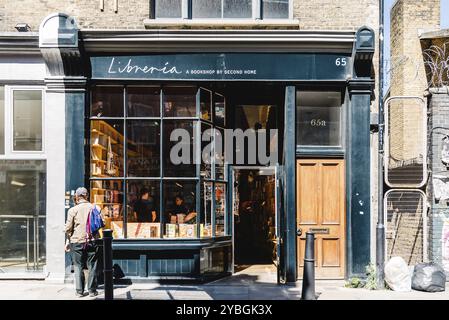 Londres, Royaume-Uni, 14 mai 2019 : librairie confortable de livres de seconde main à Hanbury Street dans le quartier de Brick Lane, Shoreditch Banque D'Images