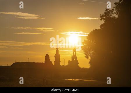 La vieille ville historique de Dresde sur l'Elbe avec la Staendehaus, Residenzschloss et Hofkirche, silhouette de Dresde dans la soirée, Dresde, Saxe, Banque D'Images