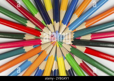 Composition abstraite de cirkel complémentaires avec des crayons de couleurs sur un fond blanc. Banque D'Images