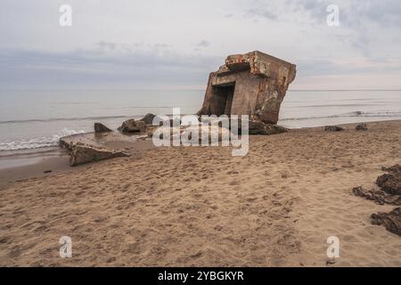 Un bunker détruit de la seconde Guerre mondiale sur la plage de Cayton Bay, North Yorkshire, Angleterre, Royaume-Uni Banque D'Images