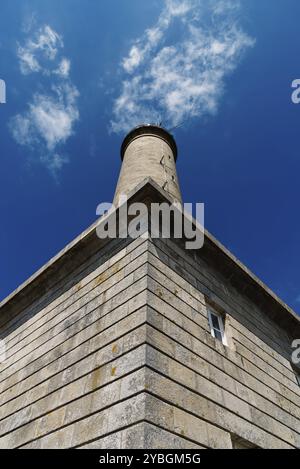 Île de Batz, France, 31 juillet 2018 : phare de l'île de Batz, vue en bas angle contre ciel bleu, Europe Banque D'Images