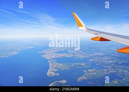 Aile d'avion survolant sur la côte anglaise. Concept de voyage Banque D'Images