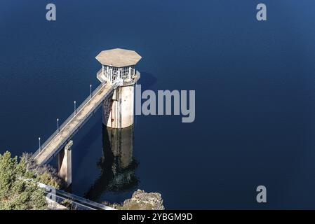 Le réservoir Atazar et la tour de contrôle du barrage dans la chaîne de montagnes de Madrid Banque D'Images