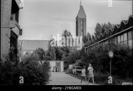 Allemagne, Berlin, 28 août 1991, salle polyvalente, église paroissiale catholique de Pius, à Friedrichshain, épave de voiture de Trabant, Europe Banque D'Images