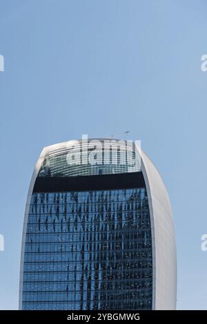 Londres, Royaume-Uni, le 14 mai 2019 : vue en angle bas du gratte-ciel 20 Fenchurch à Londres agaisnt ciel bleu. Également connu sous le nom de bâtiment Walkie Talkie Banque D'Images