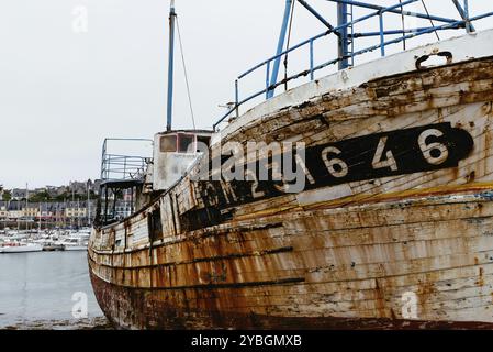 Camaret-sur-mer, France, 4 août 2018 : vieux naufrages abandonnés dans l'ancien cimetière de bateaux, cimetière de bateaux, au sillon une journée nuageuse d'été Banque D'Images