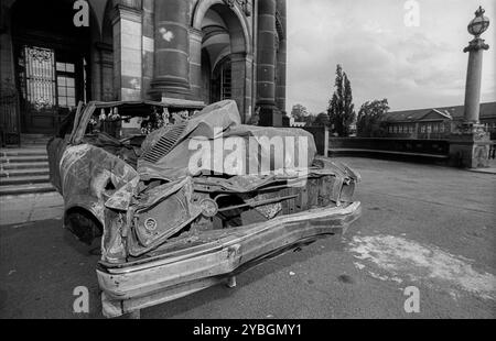 Allemagne, Berlin, 19 octobre 1991, Tacheles art action, sur le pont Monbijou, devant le Bodemuseum, ferraille, Europe Banque D'Images