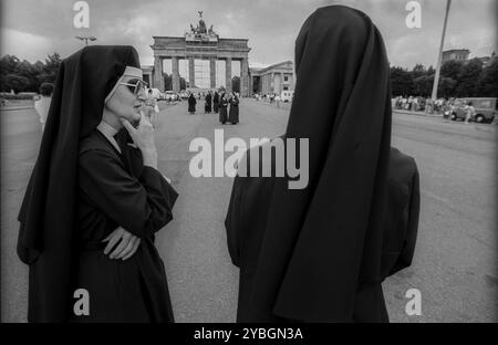 Allemagne, Berlin, 26 juillet 1991, religieuses, sœurs catholiques, Brandenburg Tor Tor, Europe Banque D'Images