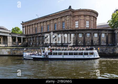 Berlin, Allemagne, 27 juillet 2019 : croisière en bateau sur la rivière Spree à l'Alte Nationalgalerie, Europe Banque D'Images