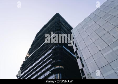 Madrid, Espagne, 1er mai 2019 : vue en bas angle du gratte-ciel moderne dans le quartier financier AZCA contre le ciel bleu. Tour BBVA conçue par l'architecte Oiza, eu Banque D'Images