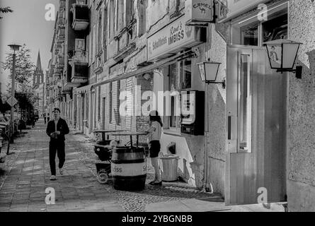 Allemagne, Berlin, 27 juillet 1991, Stargarder Strasse, Rene's Imbiss, fûts de bière, Europe Banque D'Images