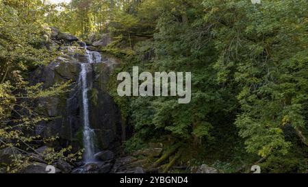 Une belle cascade située dans un environnement de montagne alors que les feuilles commencent à changer pour l'automne Banque D'Images