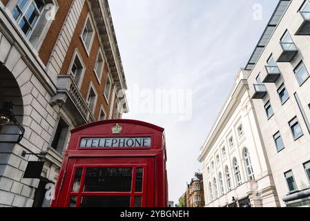 Boîte de téléphone rouge traditionnel à Londres, Angleterre, Royaume-Uni. Low angle view contre sky à Covent Garden area Banque D'Images