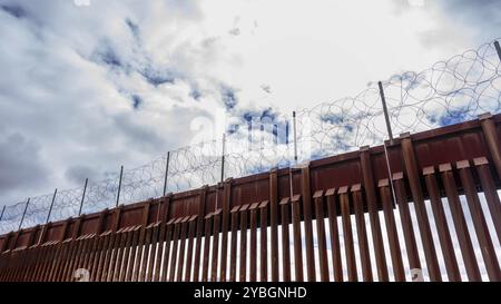 Le mur frontalier de Jacumba Hot Springs en Californie fortifie la frontière entre les États-Unis et le Mexique, répondant aux préoccupations de sécurité et gérant l'immigration dans la région Banque D'Images