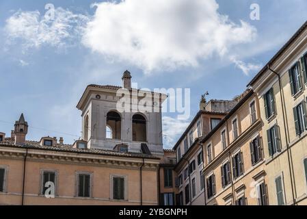 Rome, Italie, 18 août 2016 : vue en angle bas des vieux bâtiments du centre historique de Rome une journée d'été ensoleillée. Piazza di Pietra près du temple Adrian, eu Banque D'Images