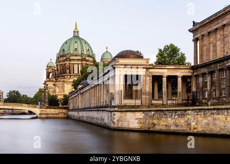 Golden view panoramique de la rivière Spree, Alte Nationalgalerie et Cathédrale de Berlin, ou Berliner Dom dans l'île des musées. Vue d'exposition longue à l'heure d'or durin Banque D'Images