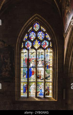 Fougères, France, 25 juillet 2018 : vitrail de l'église Saint-Sulpice. Ille-et-Vilaine, Bretagne, Europe Banque D'Images