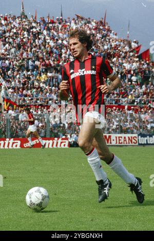 Match de football, capitaine Franco Baresi AC Milan courant avec le ballon à gauche, dans le fond les spectateurs du match, Sinigaglia football s Banque D'Images